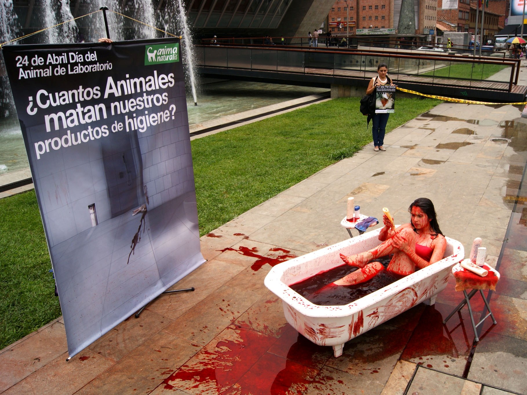 Activista tomó un "baño de sangre" por Día Mundial del Animal de Laboratorio