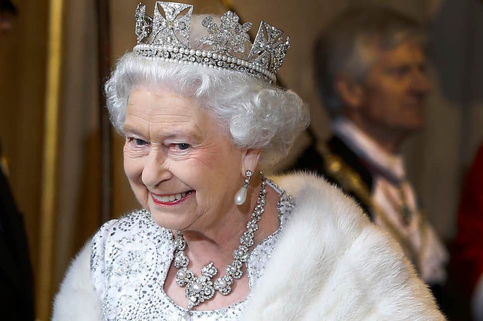 La Reina de Inglaterra abandona las pieles de su vestimenta real
