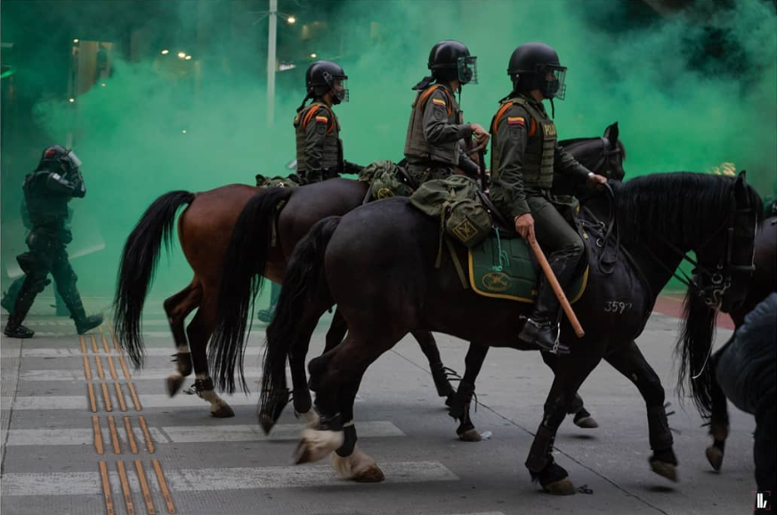 Alcalde de Medellín pide a la policía no usar caballos en control de marchas