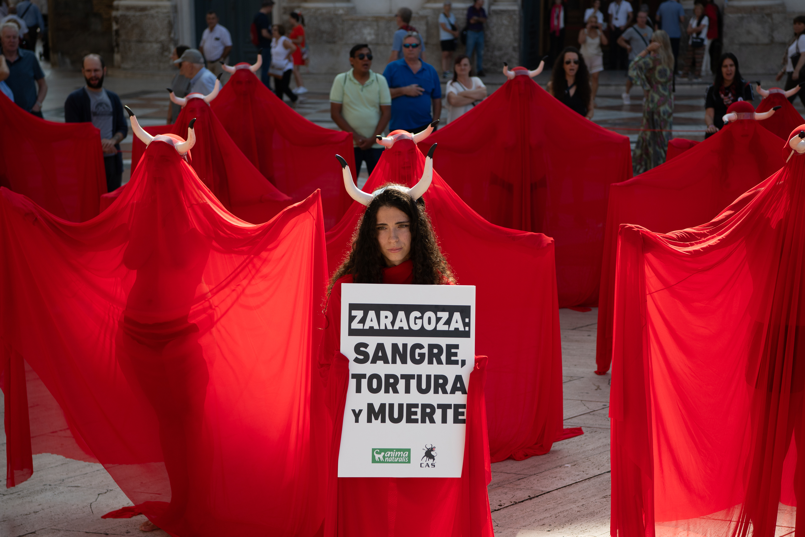 Activistas en Zaragoza desnudan la verdad detrás de las corridas de toros