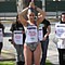 Atleta bañada en sangre llevó la antorcha a la Embajada China