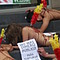 Banderillados y ensangrentados protestan frente a la Alcaldía de Bogotá
