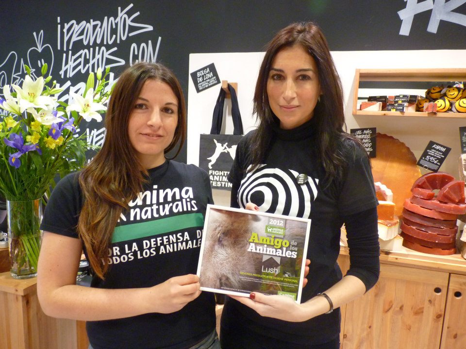 AnimaNaturalis entrega premio a Lush en sus tiendas de España