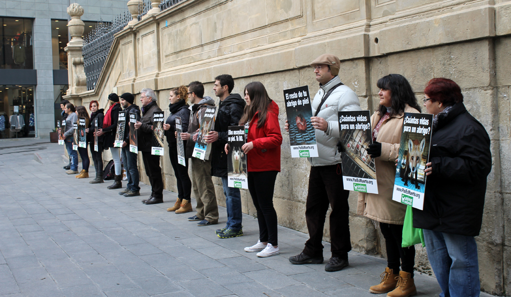 Exitosa protesta contra el uso de pieles en Lleida