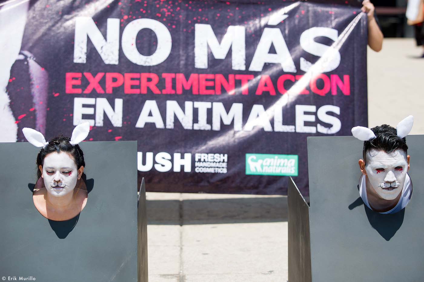 AnimaNaturalis y LUSH realizan impactante acción contra la experimentación animal