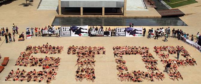 Activistas semidesnudos formaron la palabra STOP por la abolición de la tauromaquia