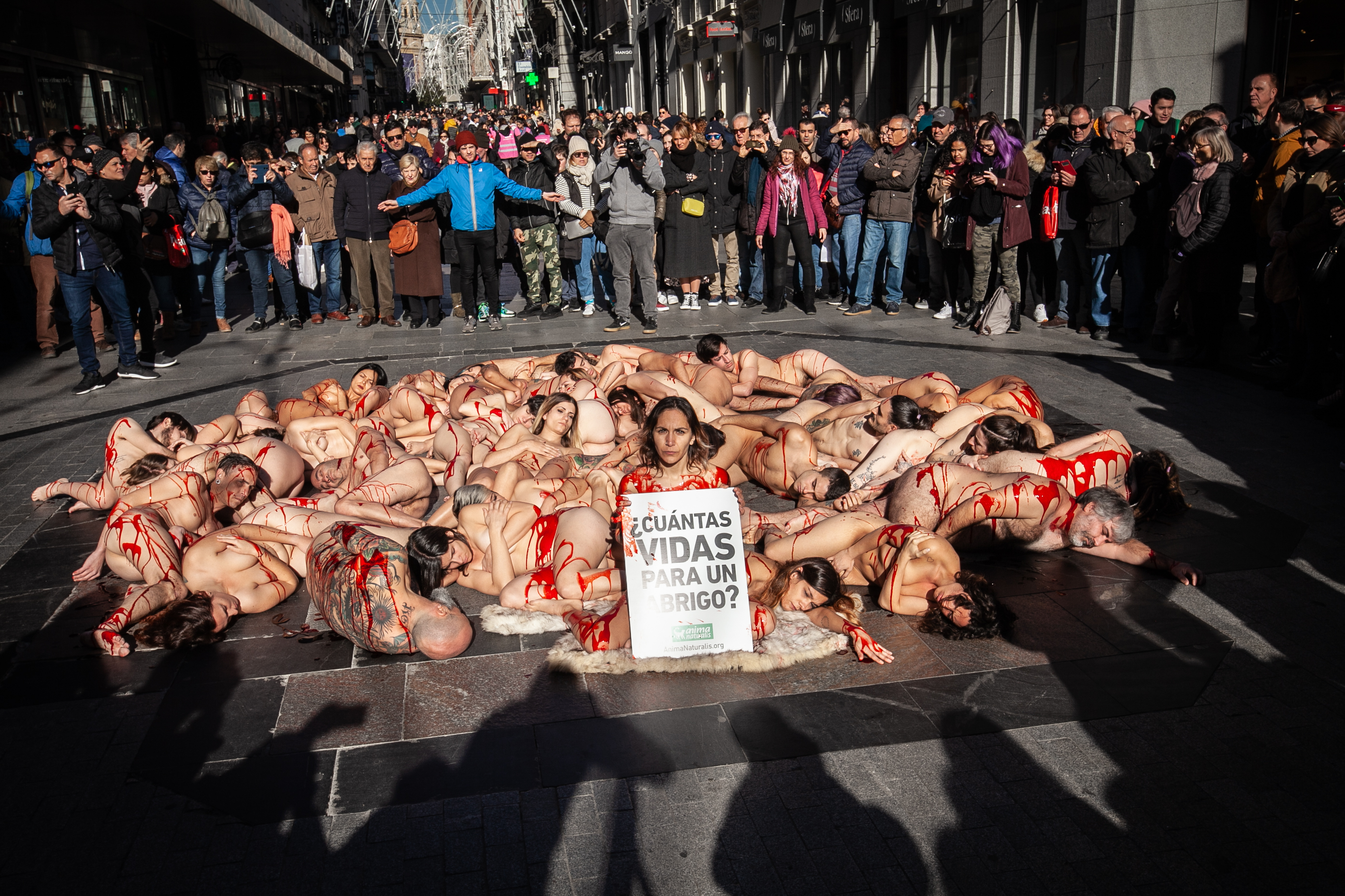 Desnudos en Madrid contra el uso de pieles