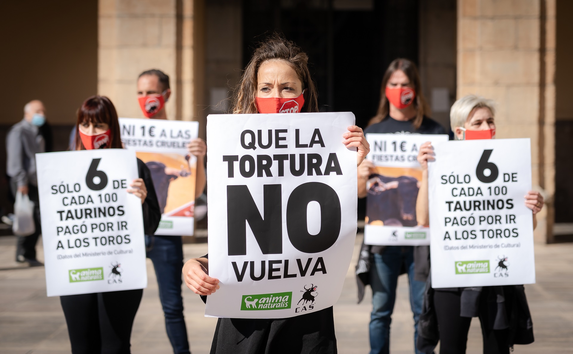 Protesta en Castellón para pedir que no se destine ni un sólo céntimo al rescate del sector taurino.