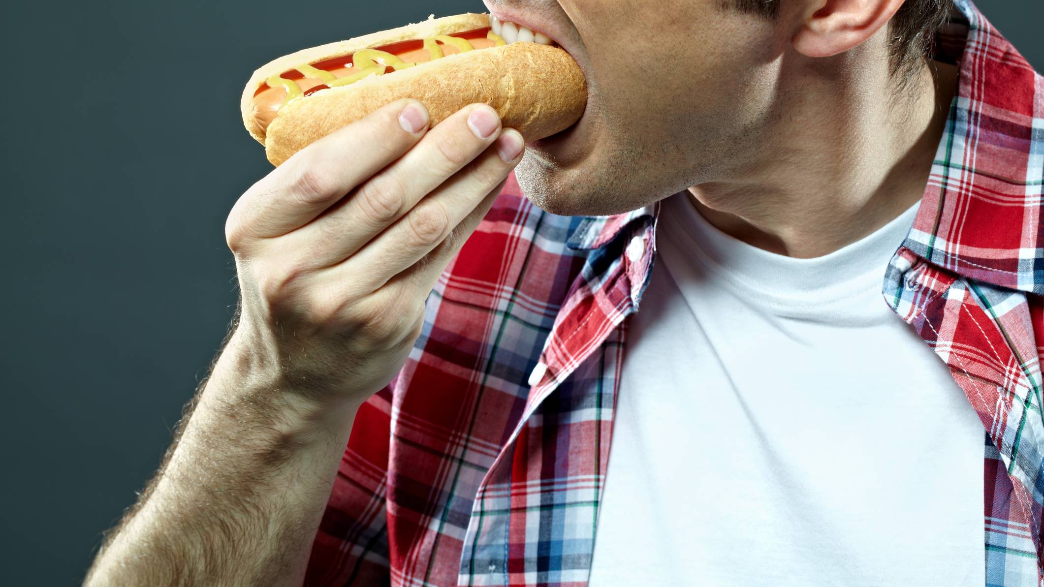 Comer un solo hot dog podría costar 36 minutos de vida saludable