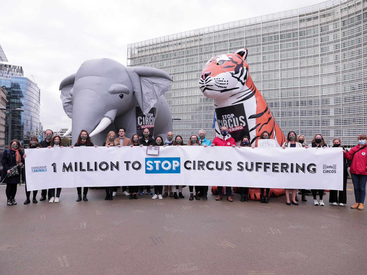 Entregamos un millón de firmas a la Comisión Europea para que prohíba el uso de animales salvajes en los circos