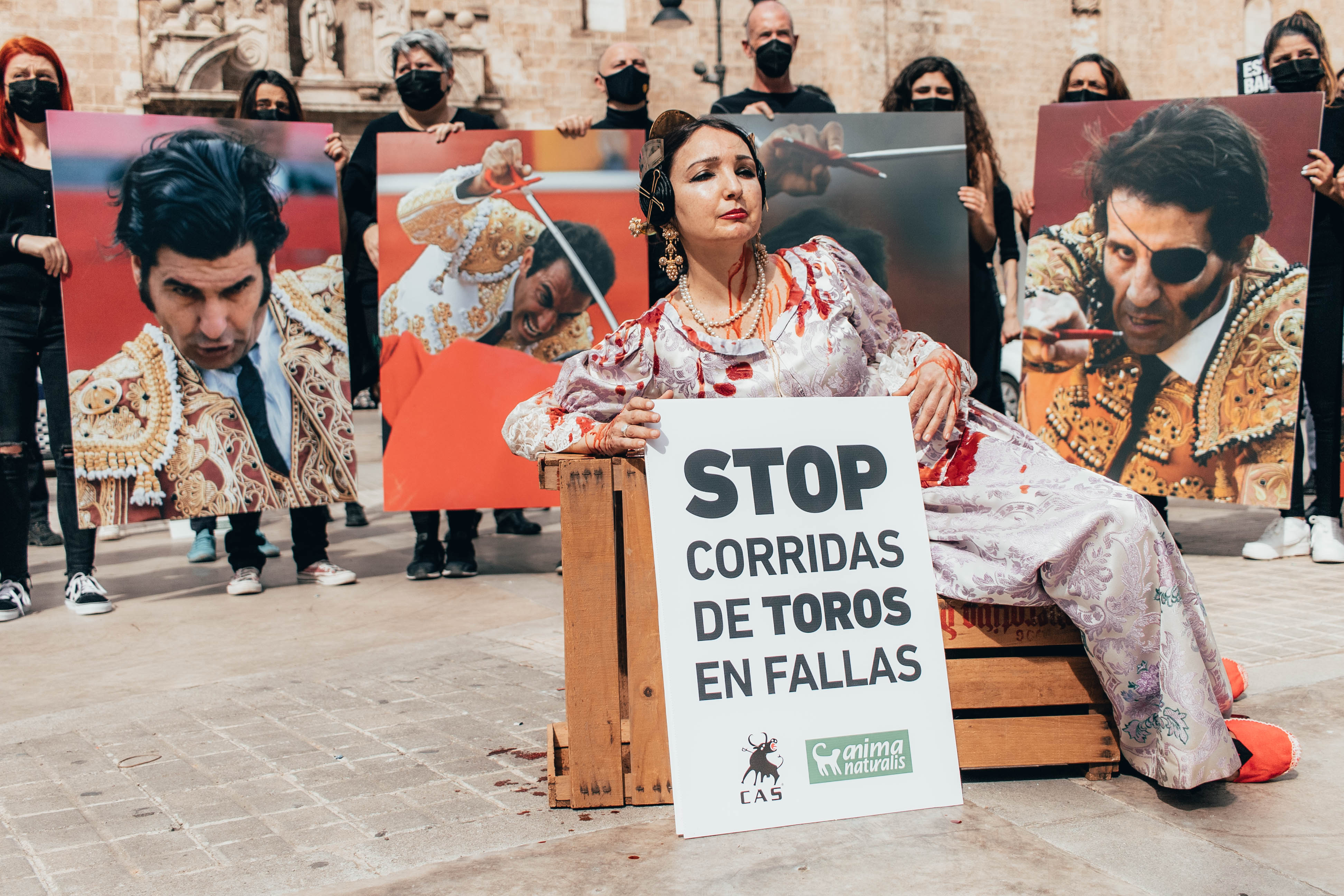 AnimaNaturalis expone el verdadero rostro de la tauromaquia en plenas Fallas de Valencia