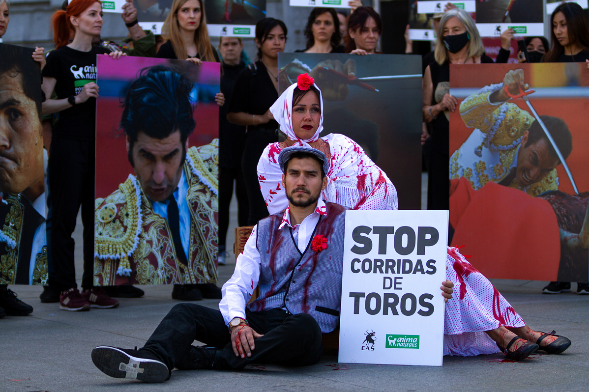 Activistas exponen el verdadero rostro de la tauromaquia en las  fiestas de San Isidro en Madrid