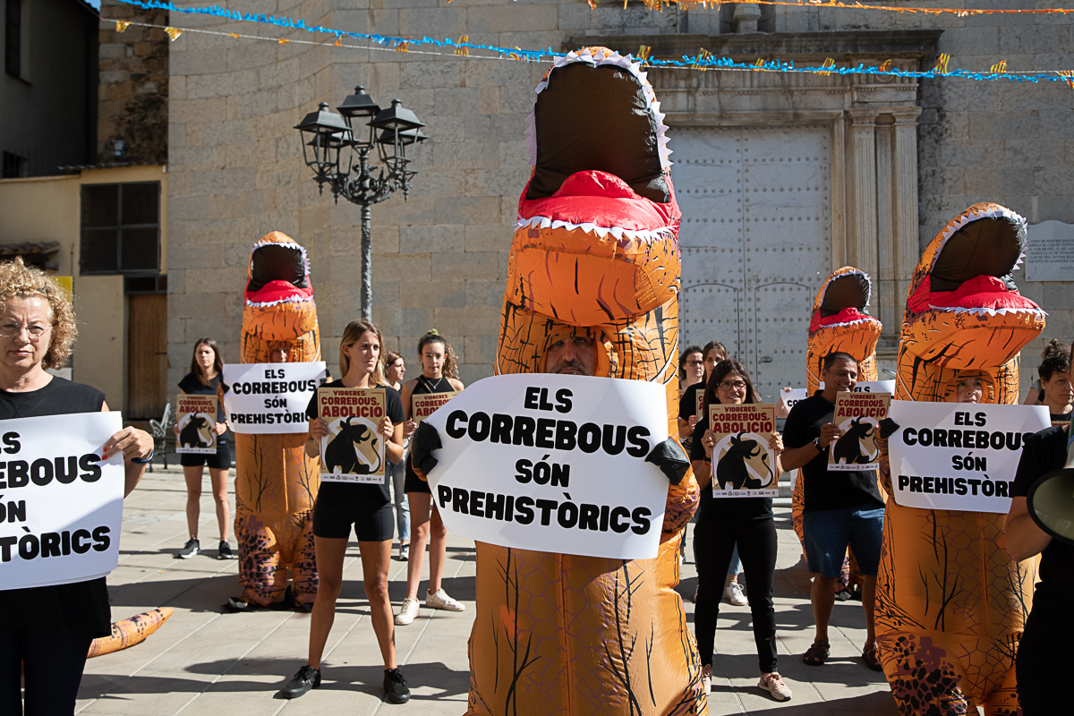  Manifestación de dinosaurios en Vidreres para denunciar que los correbous son prehistóricos