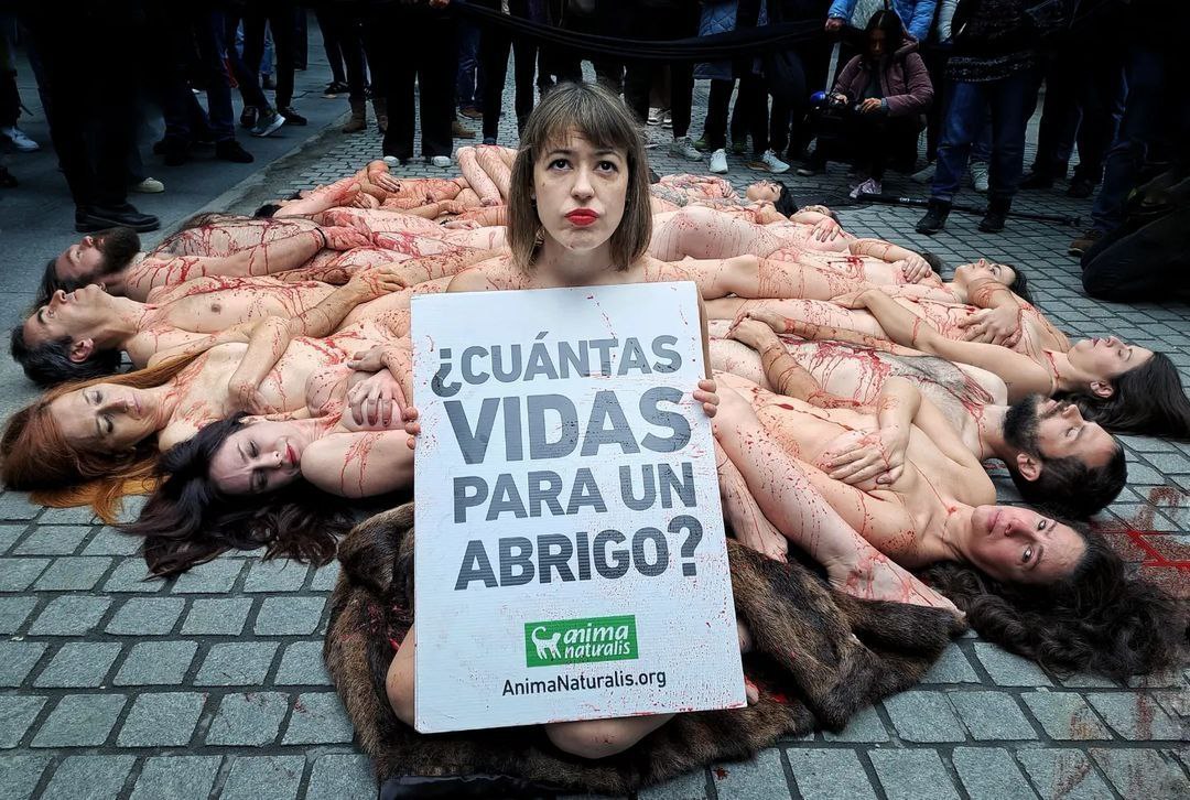 Activistas se desnudan en el centro de Madrid contra la industria peletera