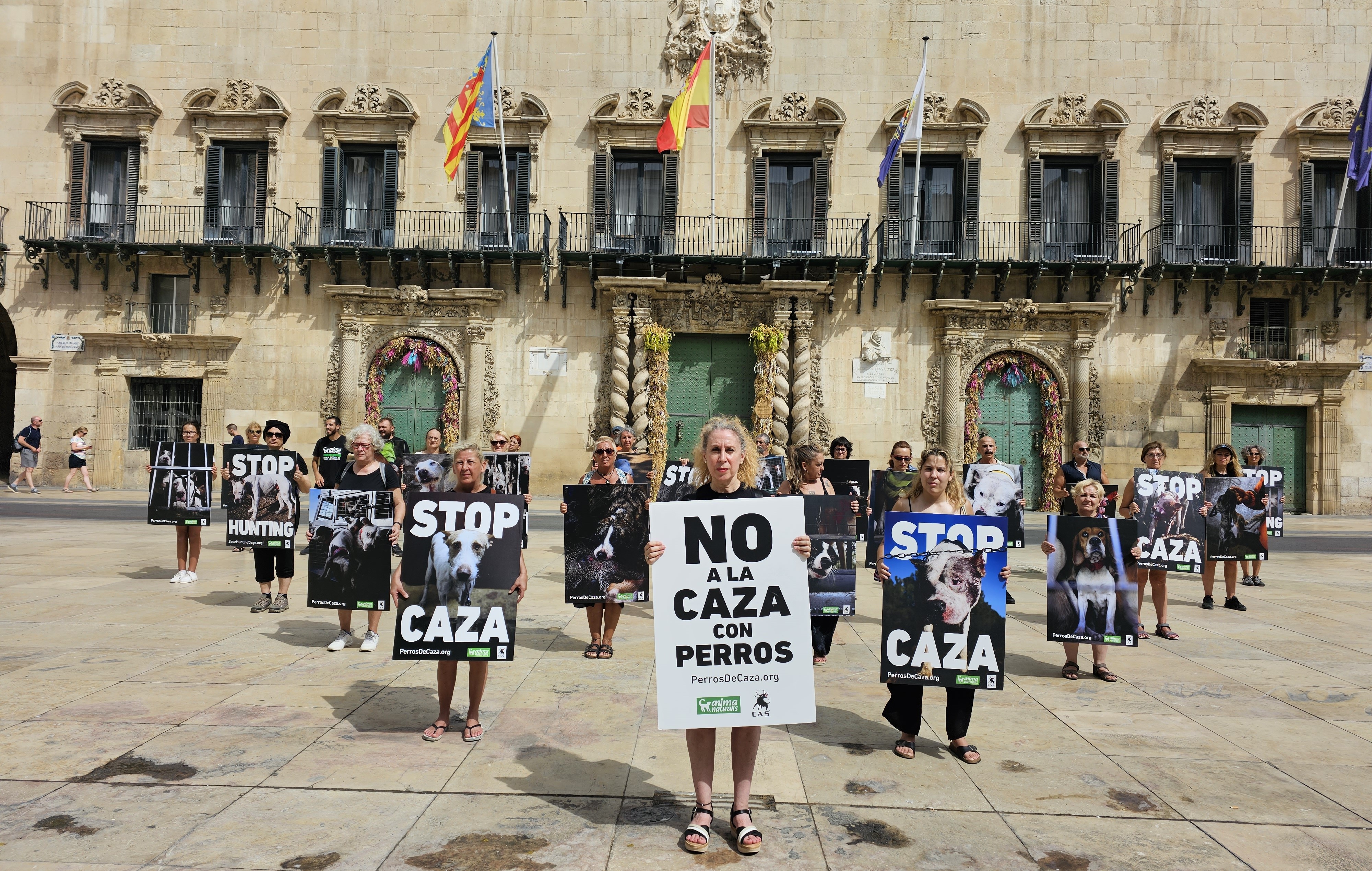 Activistas exponen en Alicante el horror que esconde la caza con perros en España