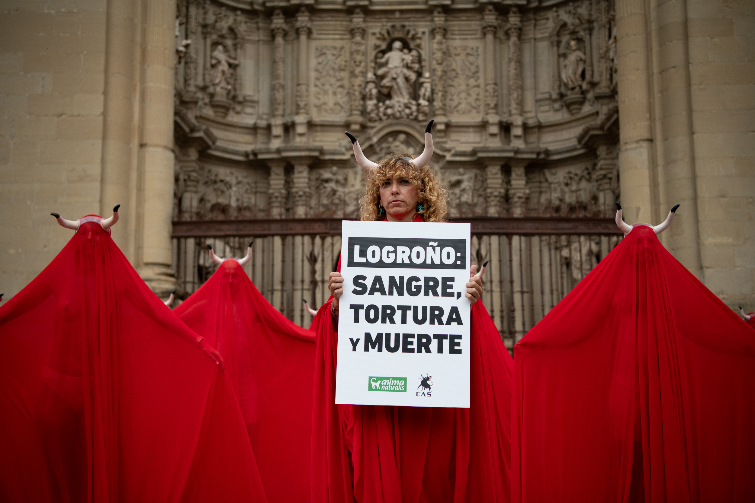 Activistas exigen el fin de las corridas de toros durante las fiestas de San Mateo de Logroño