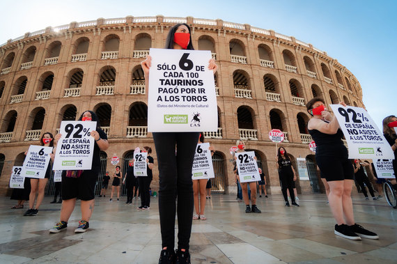 Fifty activists join AnimaNaturalis against bullfighting in Valencia
