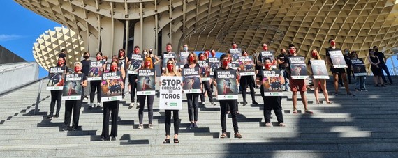 Un centenar de activistas protestamos contra el regreso de las corridas de toros en Sevilla