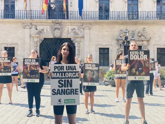 Activistas se concentran en Mallorca contra el regreso de las corridas de toros