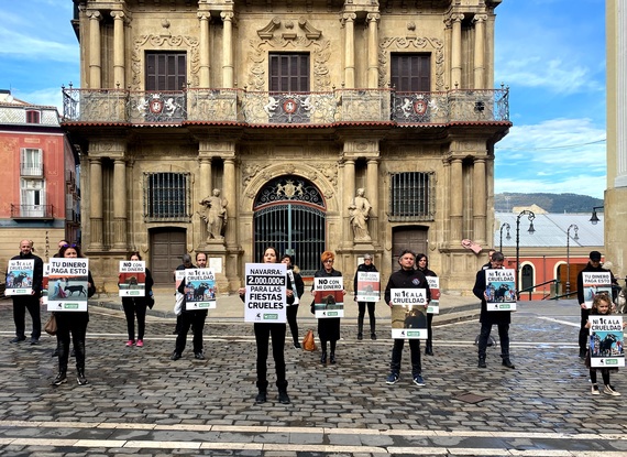 Protesta en Navarra contra los 2 millones de euros destinados a los festejos crueles con toros