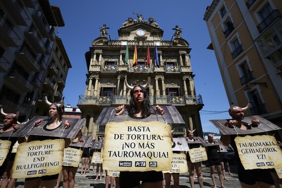Medio centenar de activistas exclamaron que la tauromaquia es solo tortura medieval Medio centenar de activistas exclamaron que la tauromaquia es solo tortura medieval