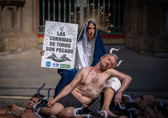Sacudimos el corazón de Sanfermines con una Pietà que exige extender la compasión también a los toros Sacudimos el corazón de Sanfermines con una Pietà que exige extender la compasión también a los toros